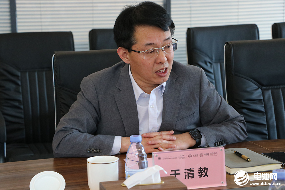 青岛市民营经济发展局一级调研员李中强一行到访海融网山东总部.jpg