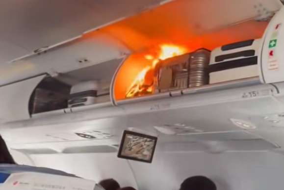 CA139航班行李架中锂电池起火 视频截图