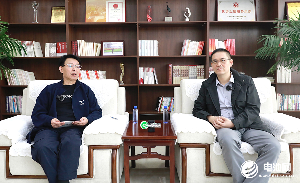 中关村新型电池技术创新联盟理事长/中国电池网、海融网创始人于清教（左）对话多氟多（002407）总经理李云峰（右） 摄影│常青