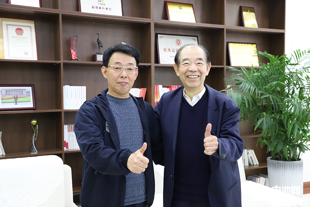 中关村新型电池技术创新联盟理事长/中国电池网、海融网创始人于清教（左）对话多氟多董事长李世江（右） 摄影│常青