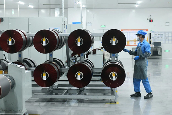 安徽南都华拓新能源科技有限公司电极生产车间 王彪/摄