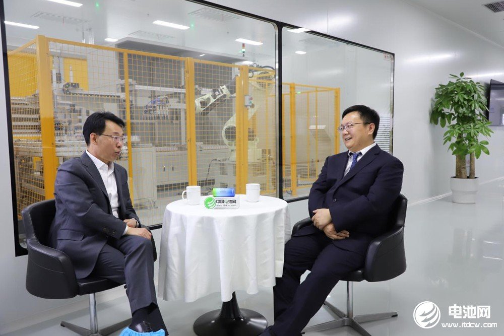 中关村新型电池技术创新联盟理事长/中国电池网、海融网创始人于清教（左）对话云山动力董事长袁定凯（右） 摄影│林音