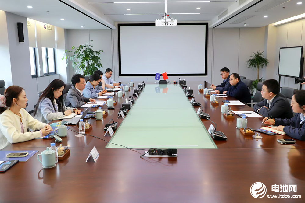 中国电池新能源产业链调研团一行走进武汉逸飞激光