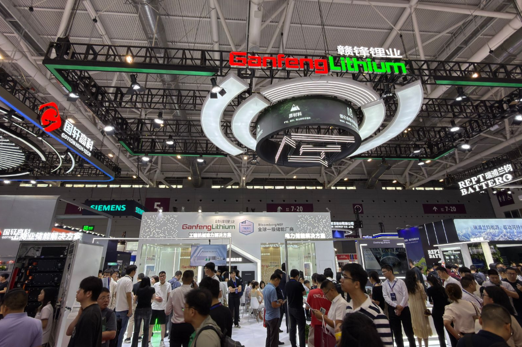 赣锋锂业CIBF 2026展台前参观者络绎不绝 图/电池百人会