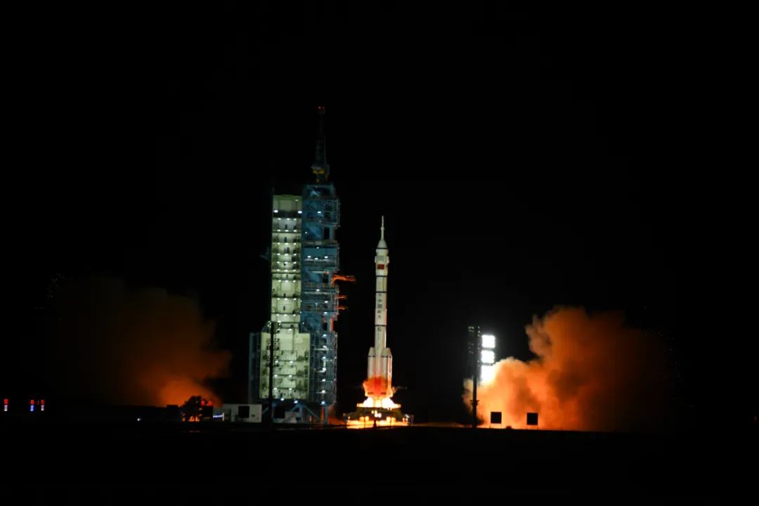 神舟十九号载人飞船发射圆满成功！飞船