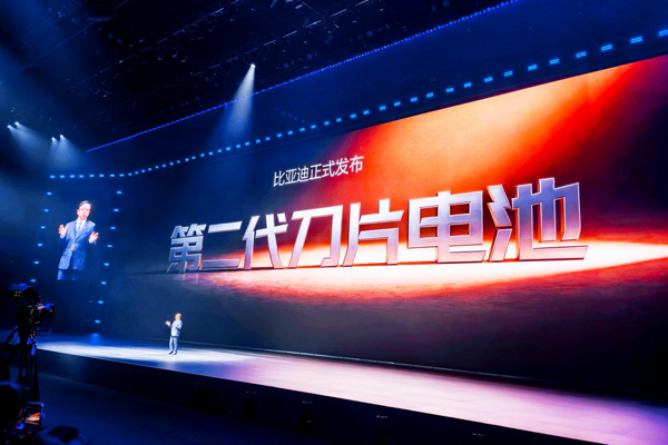 王传福再出“王炸”！刀片电池“边闪充边针刺