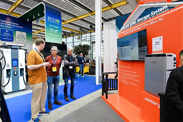 AI+光储战略落地提速 华宝新能全新庭院阳台光储