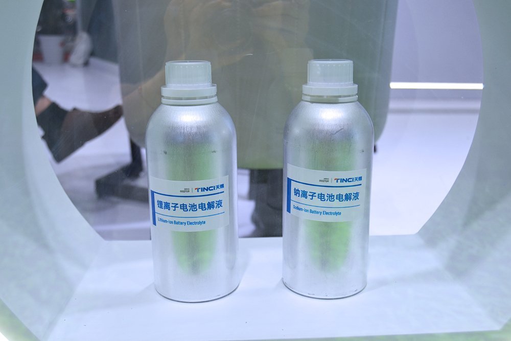 10家锂电概念股同日公布上半年业绩：7家预增 